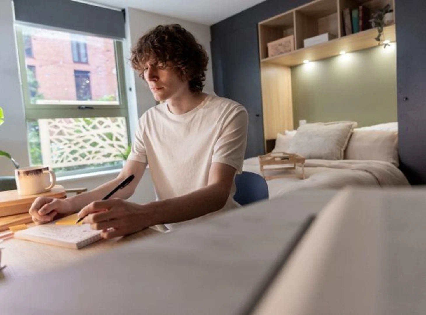 Modernes Studentenstudio mit kompletter Ausstattung in