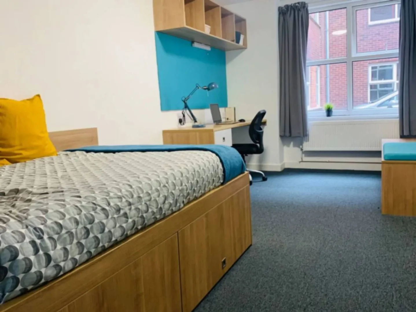 Habitación estudiantil funcional perfecta para estudiar en 