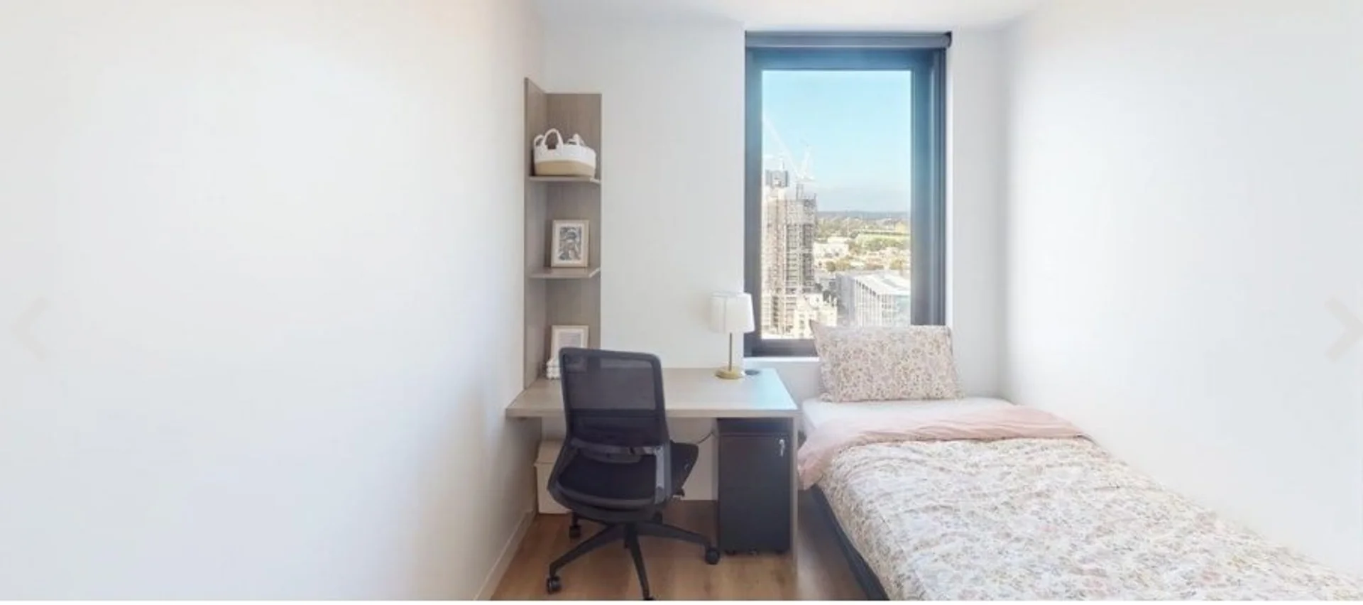 Habitación estudiantil luminosa y aireada con fácil acceso a la universidad en