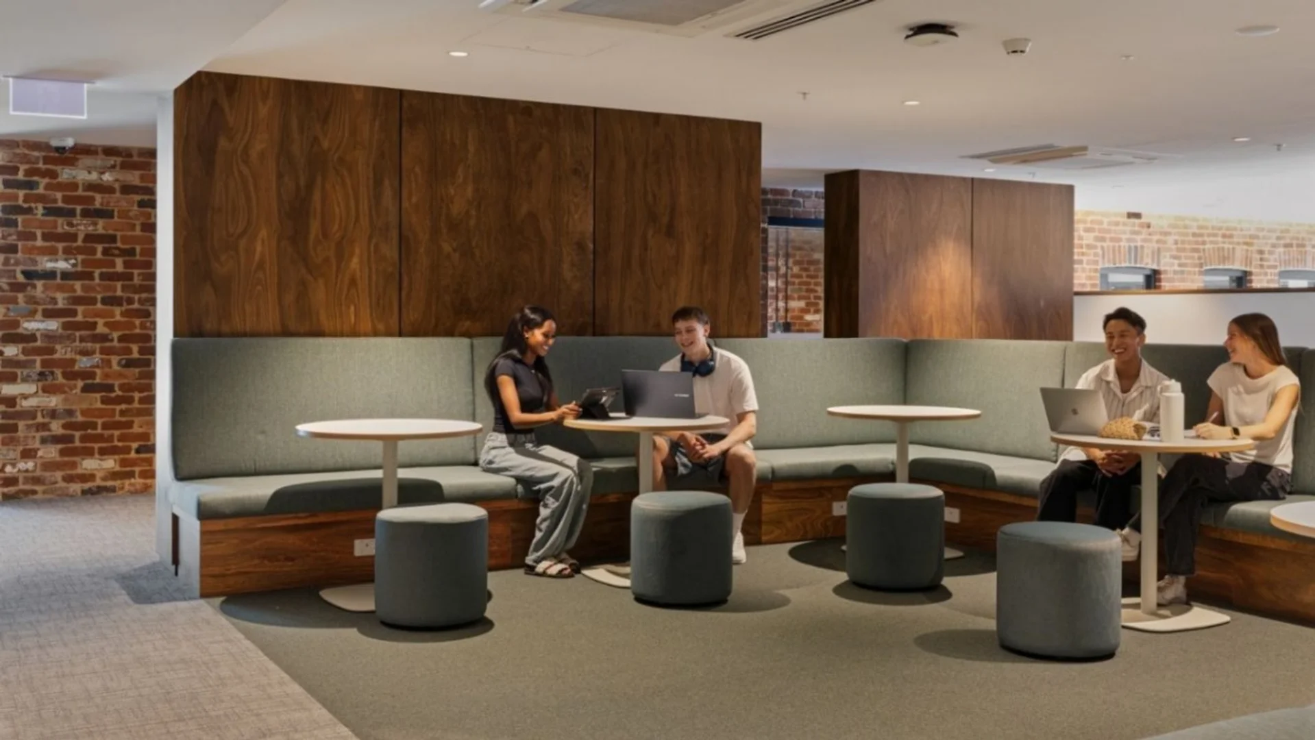Habitación estudiantil funcional perfecta para estudiar en