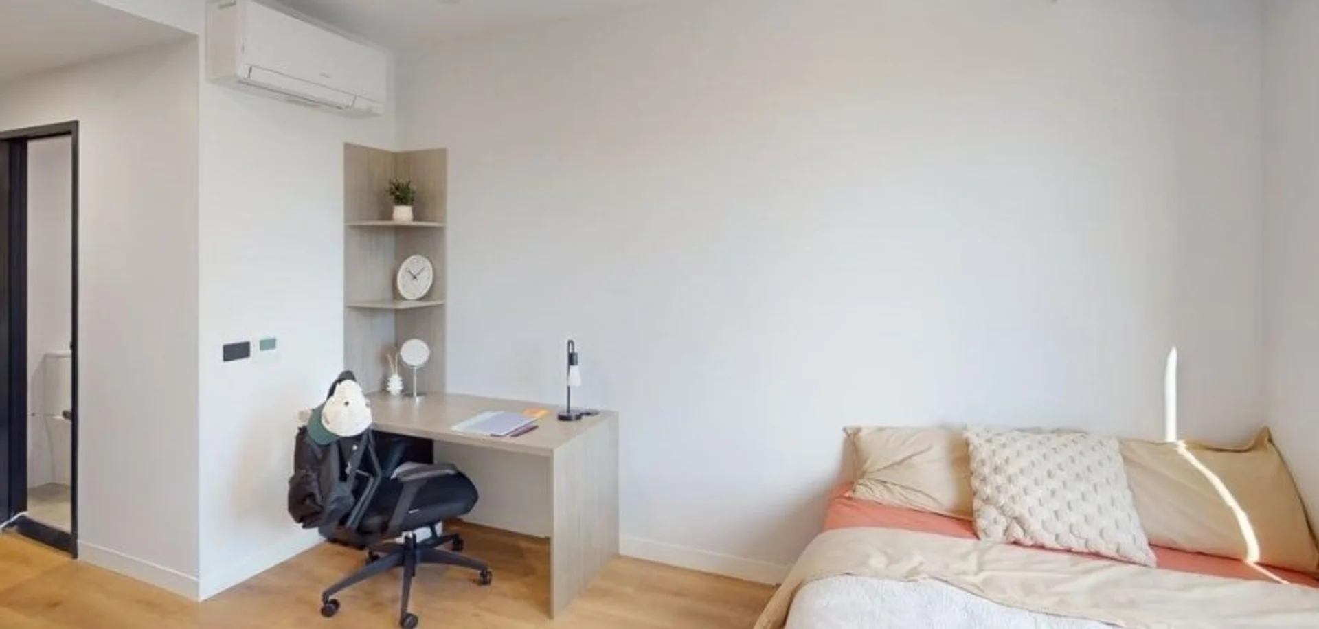 Estudio minimalista para estudiantes en  con distribución eficiente