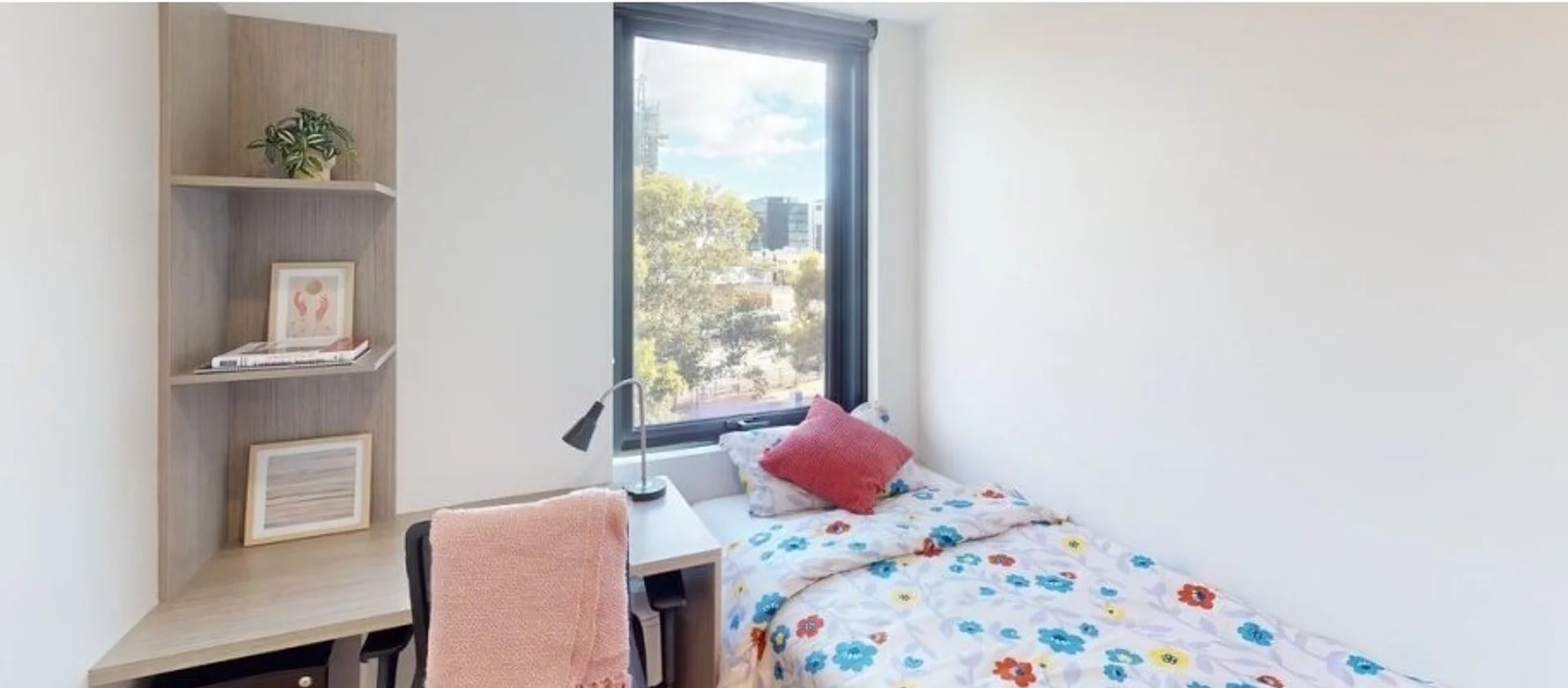 Habitación estudiantil funcional perfecta para estudiar en