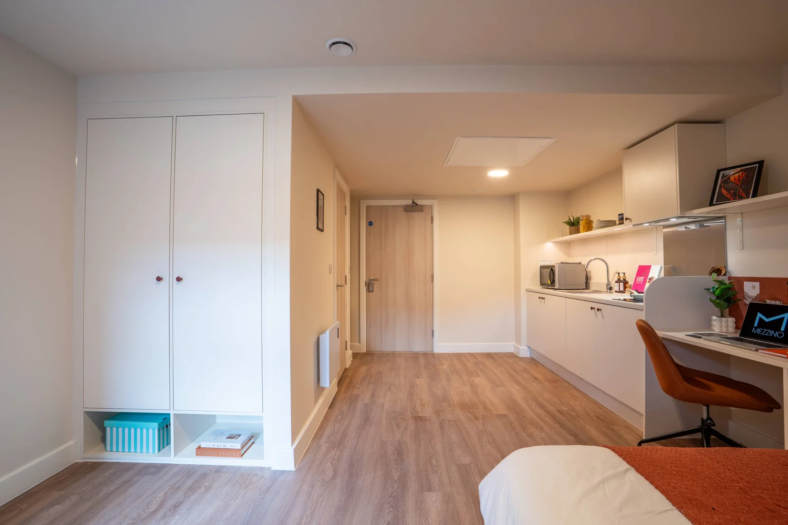 'de etkili düzene sahip minimalist öğrenci stüdyosu