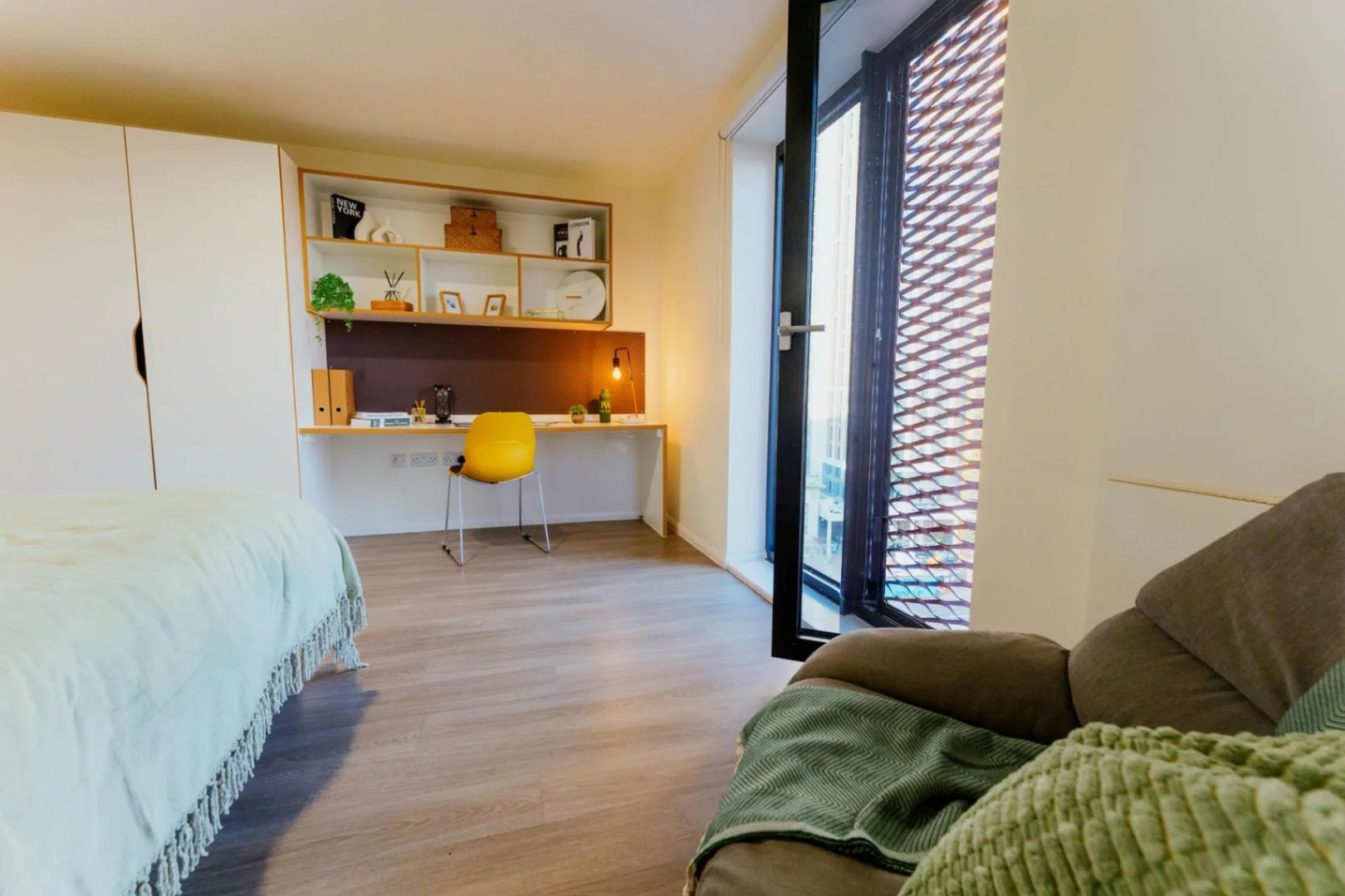 Student-friendly studio with excellent transport links in