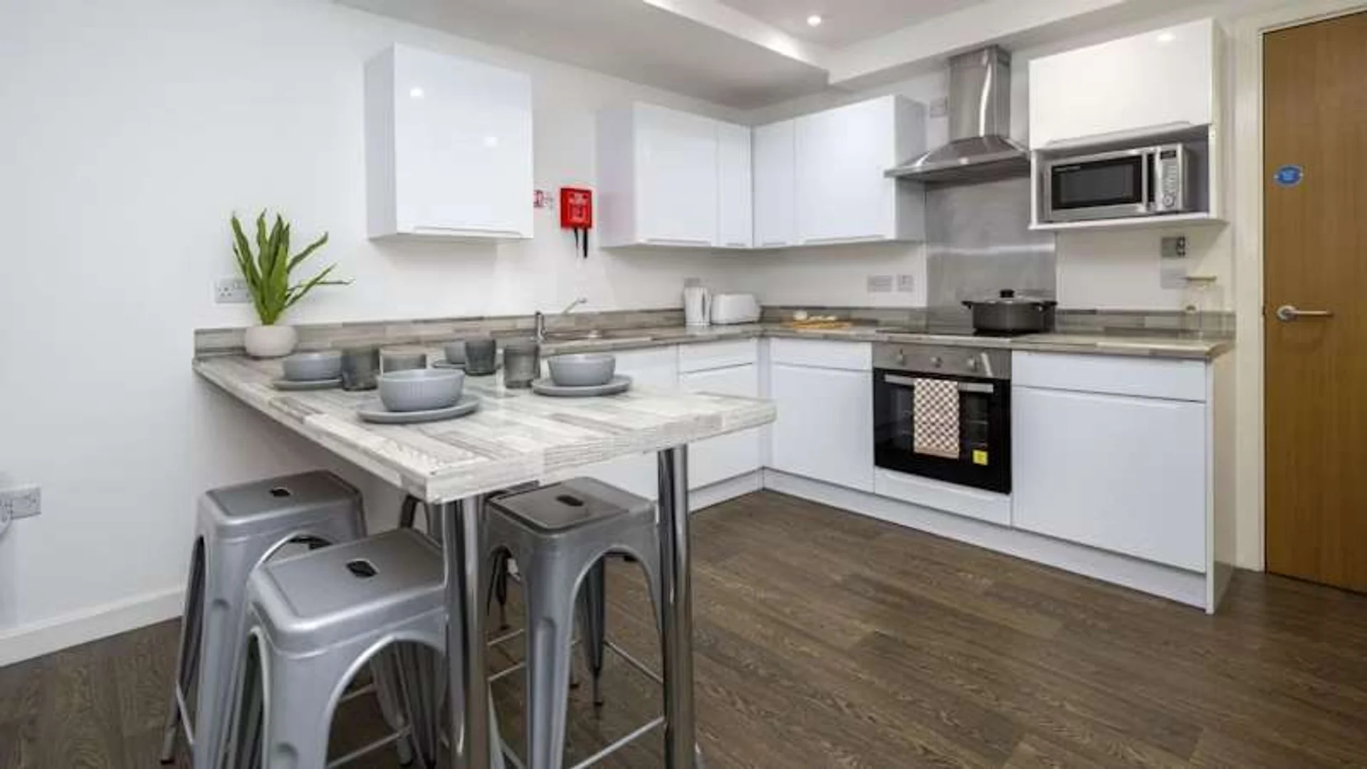 Habitación estudiantil luminosa y aireada con fácil acceso a la universidad en 