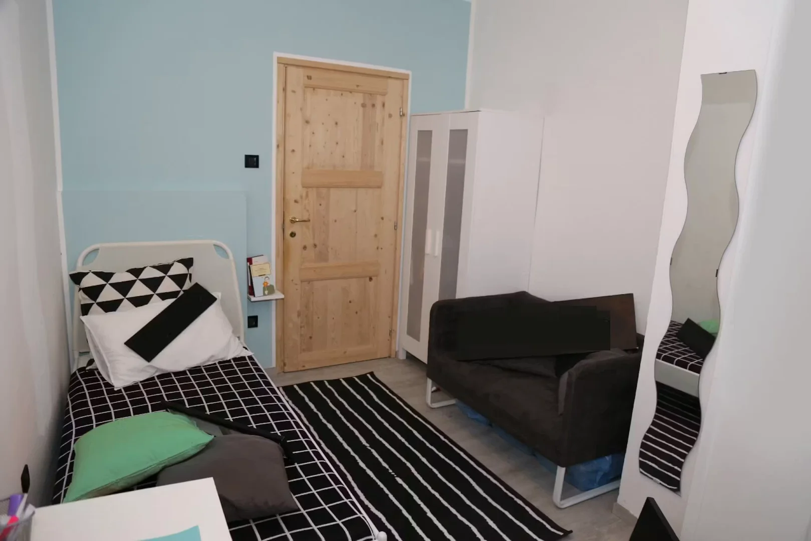 Chambre d'étudiant lumineuse et aérée avec accès facile à l'université dans