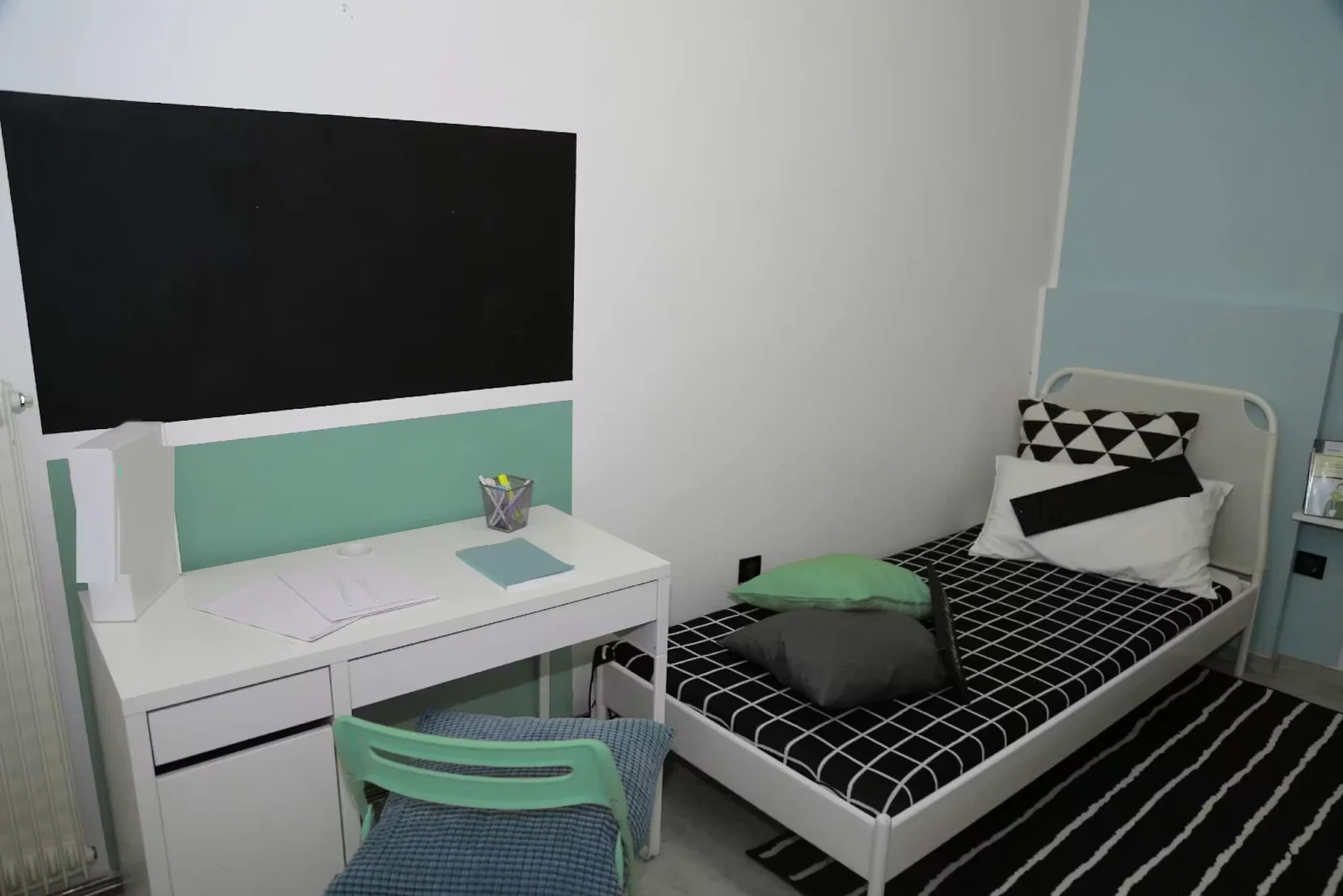 Chambre confortable pour étudiants disponible dans