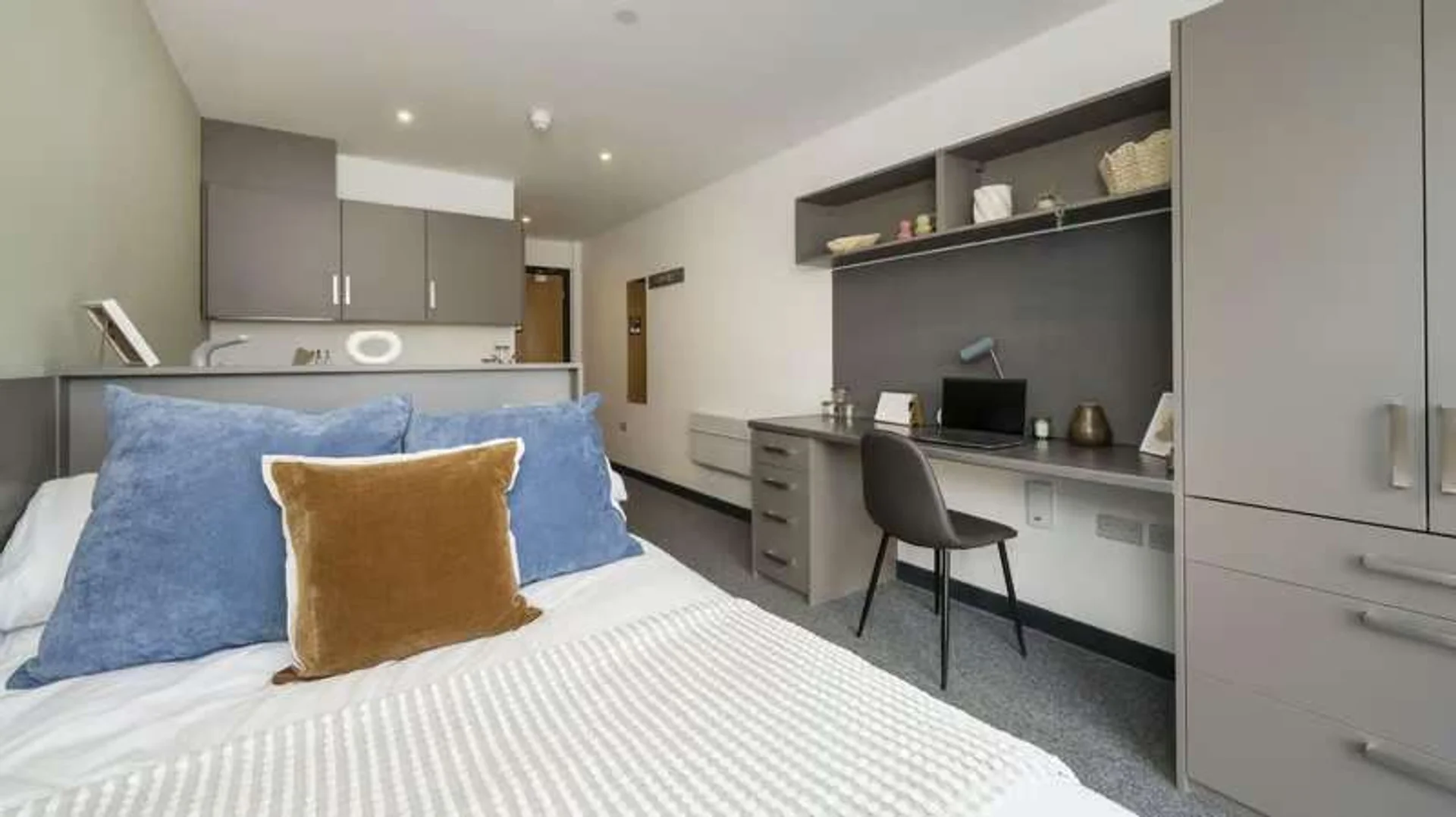 Apartamento estúdio acessível com características essenciais em 
