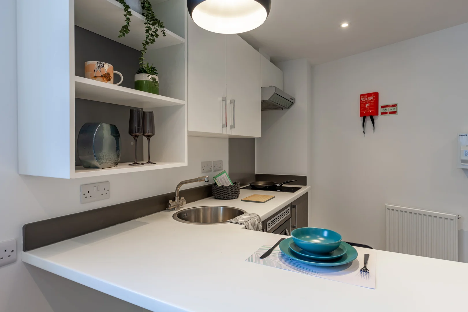 Moderno estudio para estudiantes con todas las comodidades en