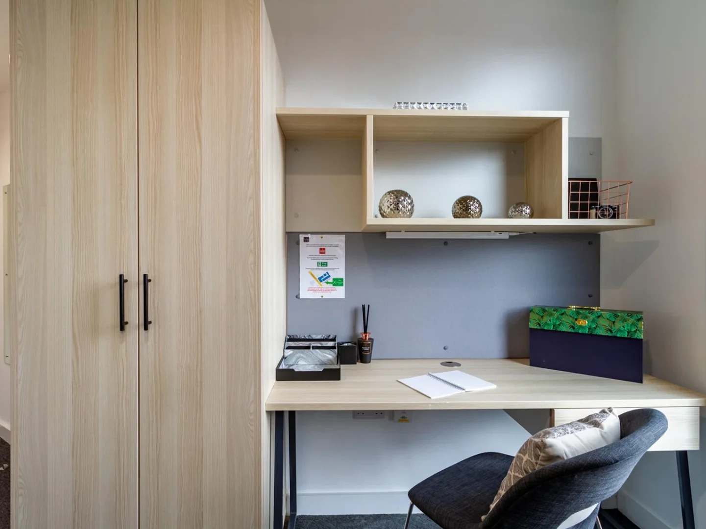 Funktionelles Studentenzimmer perfekt zum Studieren in 