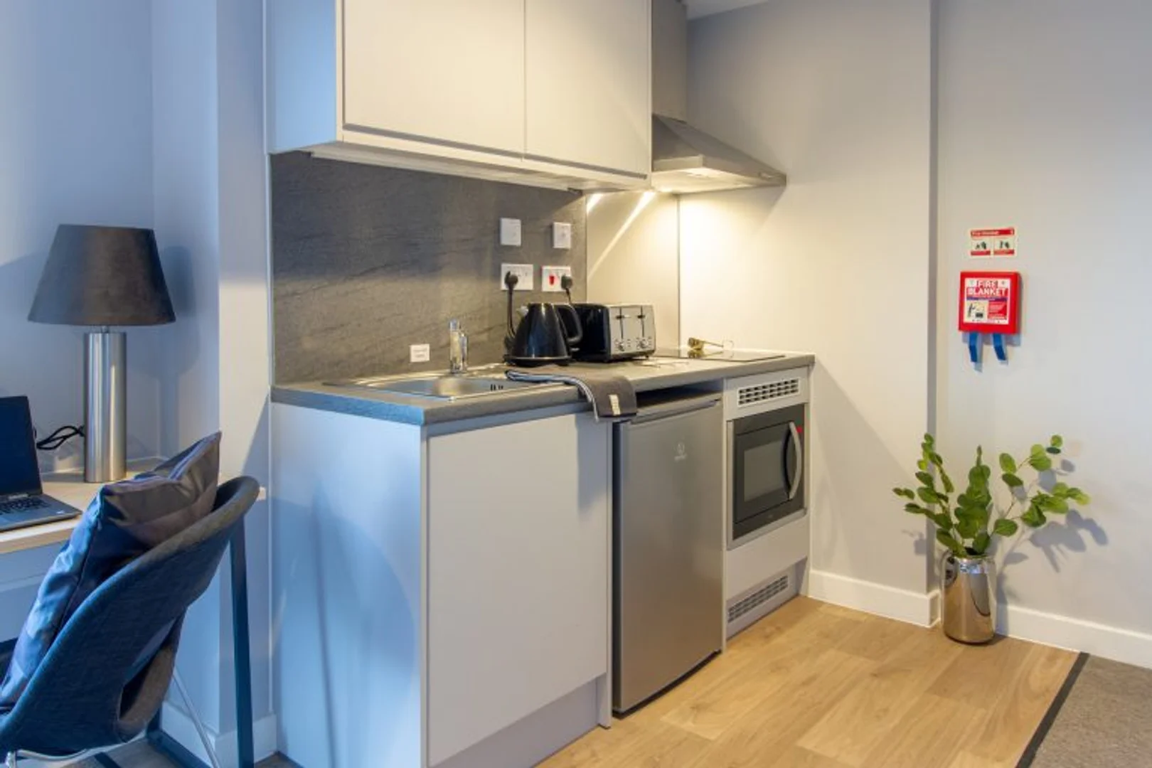 Niedrogi apartament typu studio z niezbędnymi funkcjami w 