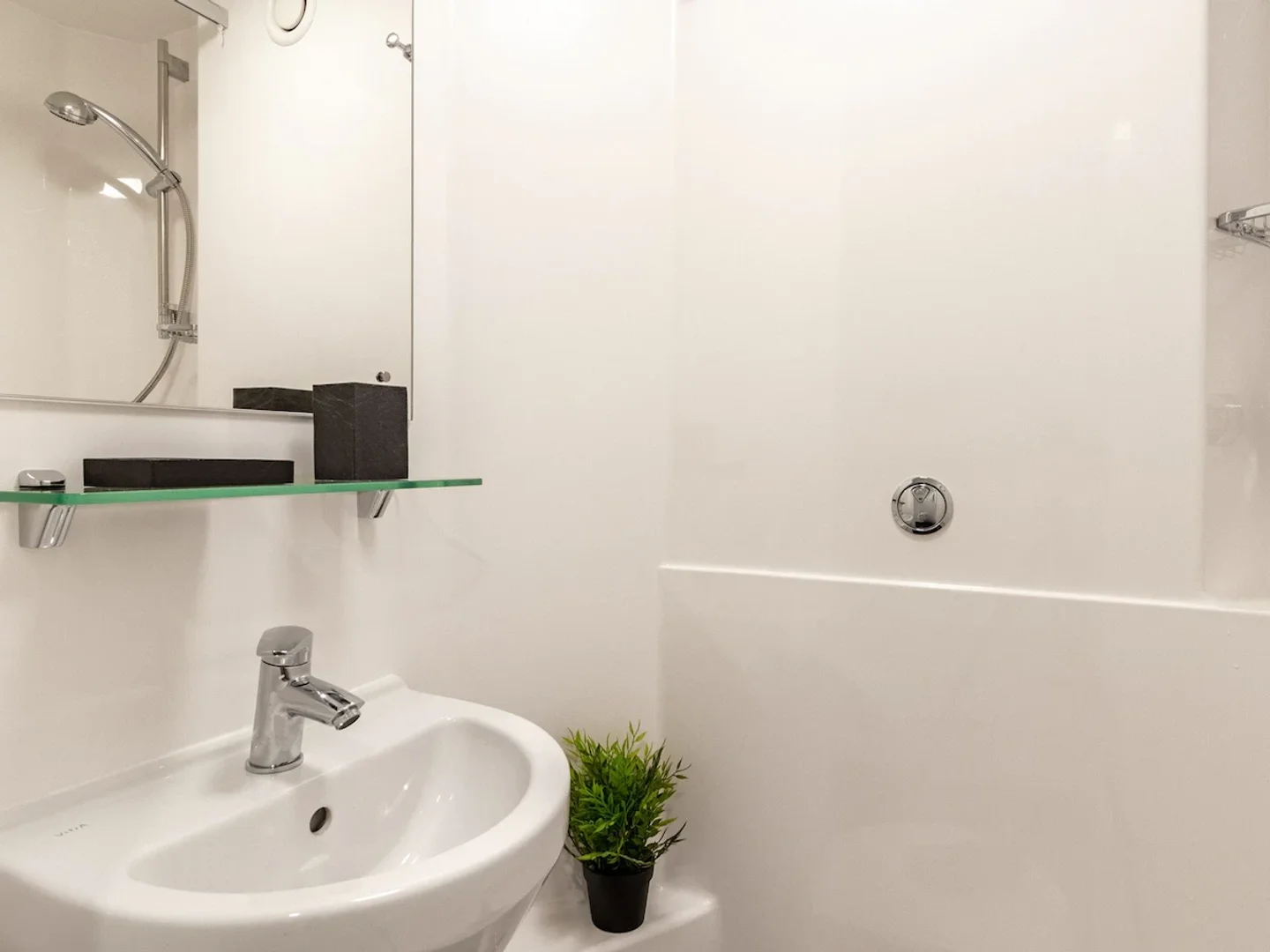 123 Huntingdon St, Nottingham NG1 3NG, United Kingdom           
