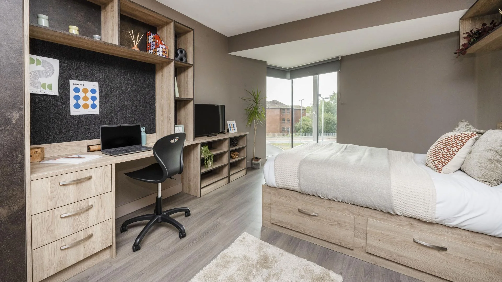 Student-friendly room in  with modern amenities