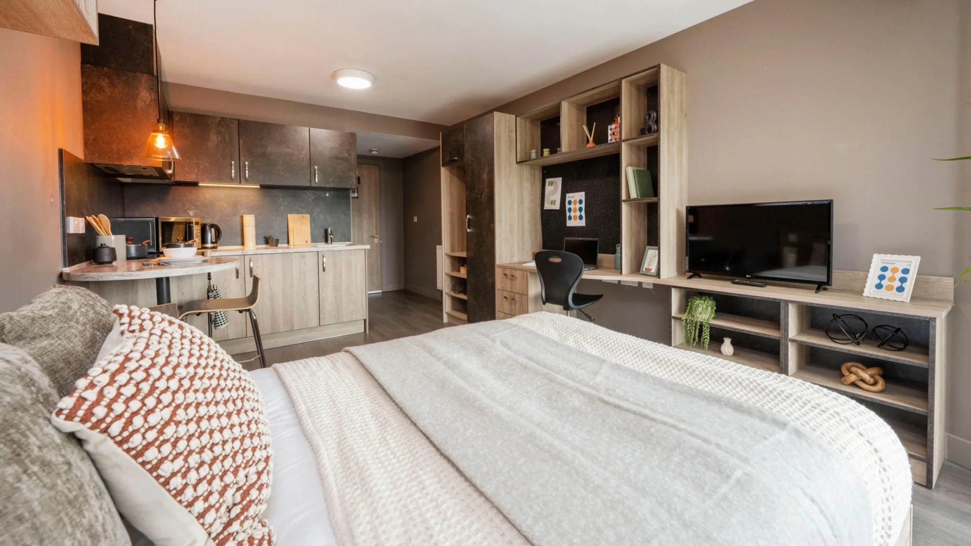 Student-friendly room in  with modern amenities