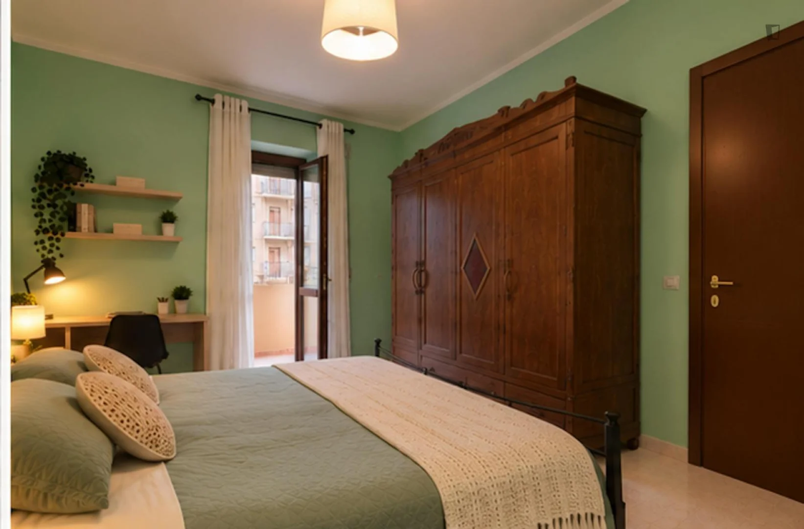 Chambre d'étudiant lumineuse et aérée avec accès facile à l'université dans