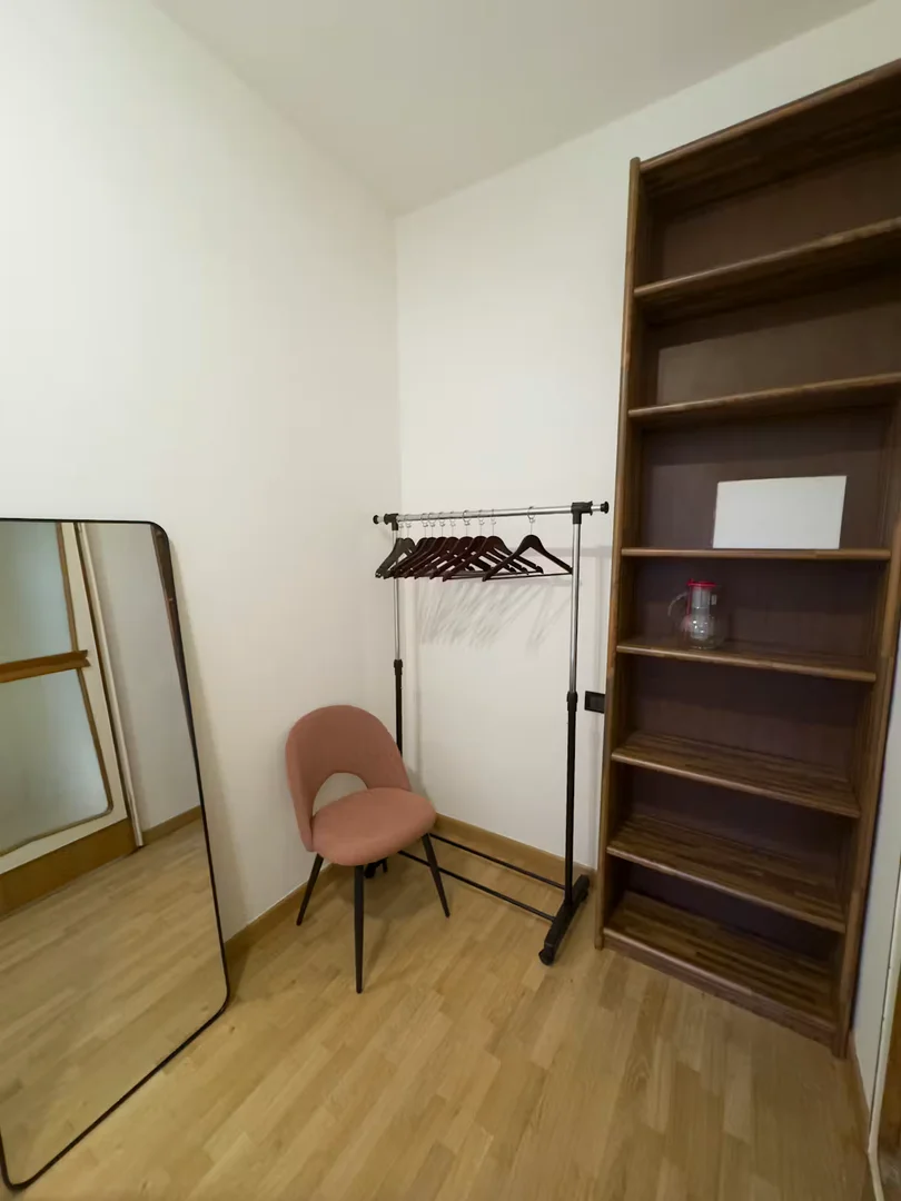Chambre d'étudiant économique avec emplacement pratique dans