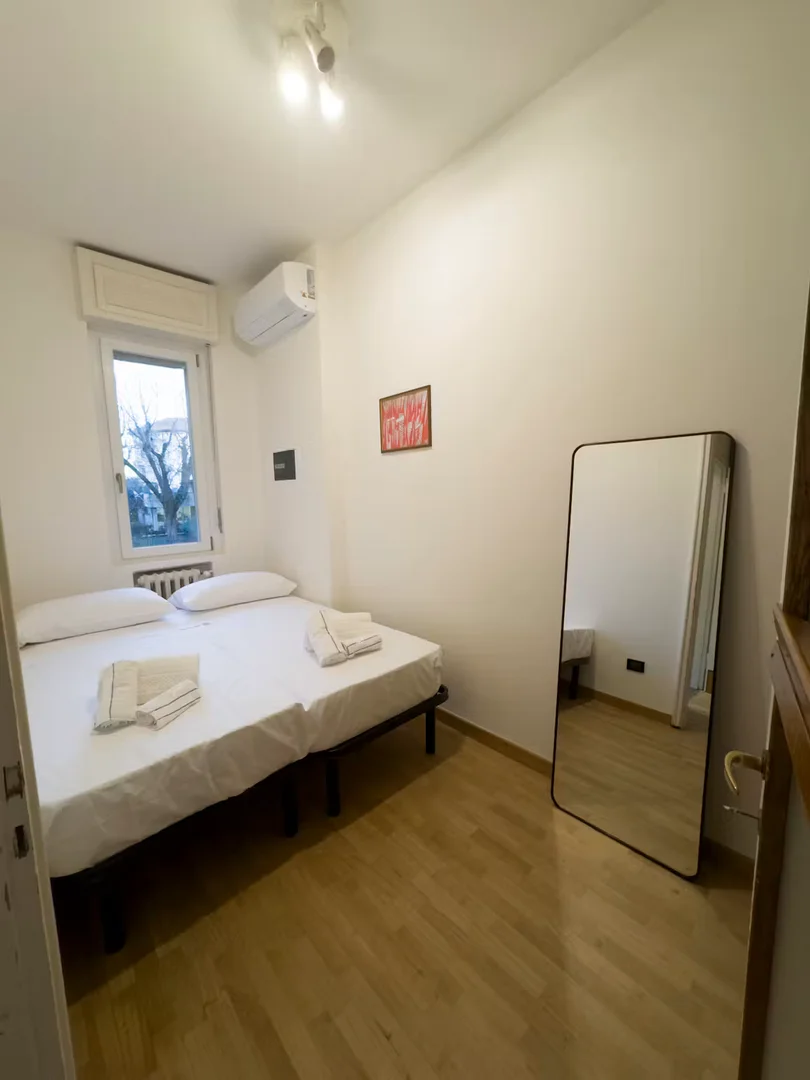Chambre confortable pour étudiants disponible dans
