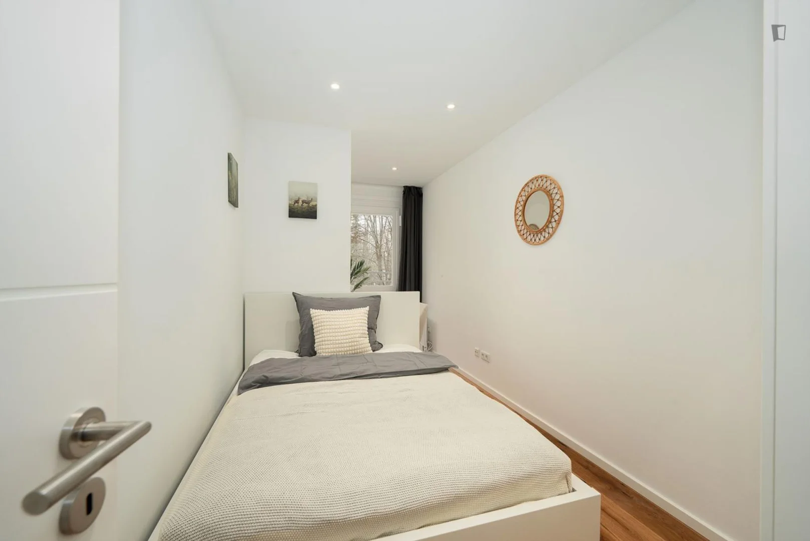 Chambre confortable pour étudiants disponible dans