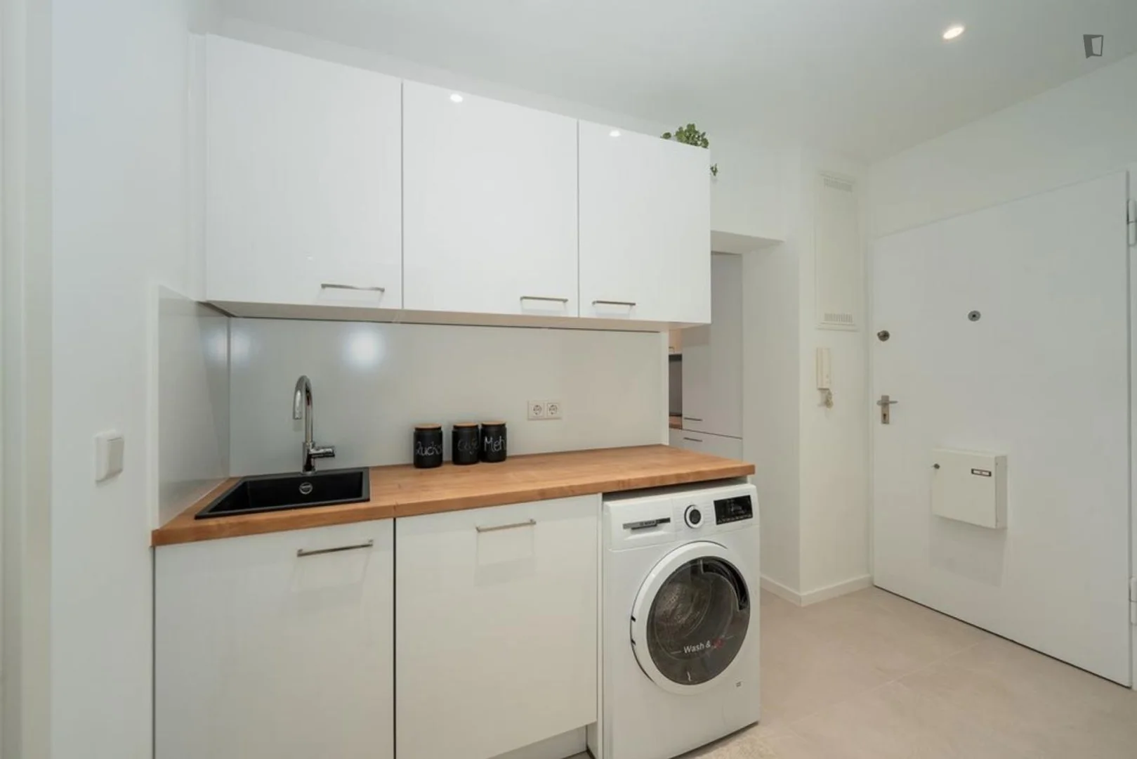 Chambre d'étudiant à  avec espace d'étude et installations communes