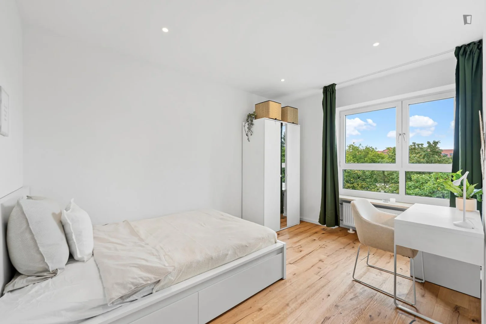 Economical student room with convenient location in