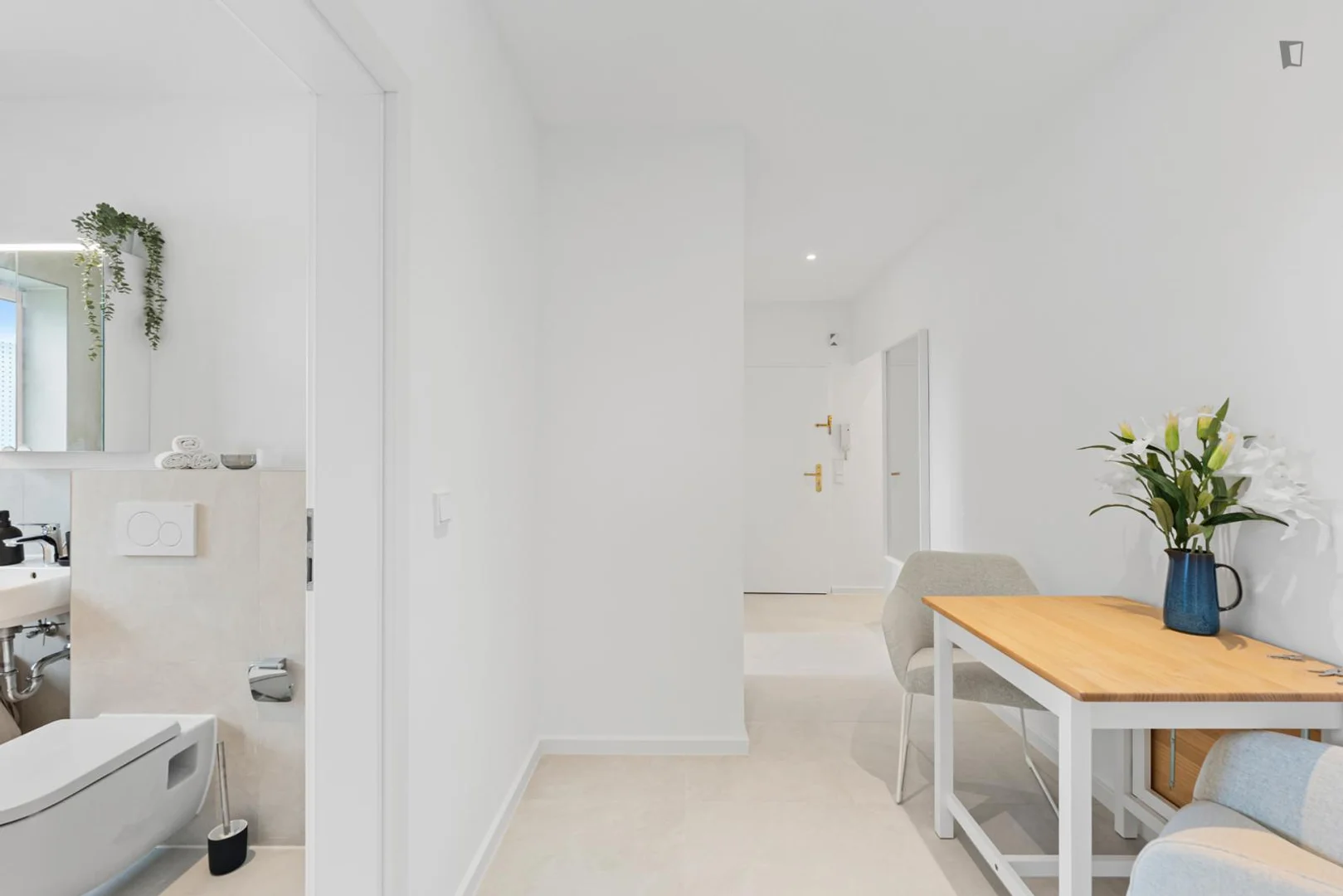 Functional student room perfect for studying in