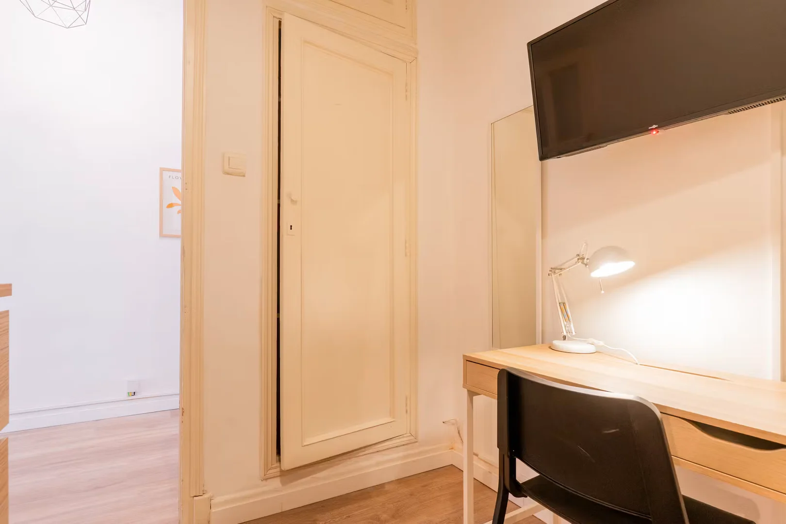 Quarto acessível para estudantes com iluminação ampla em 