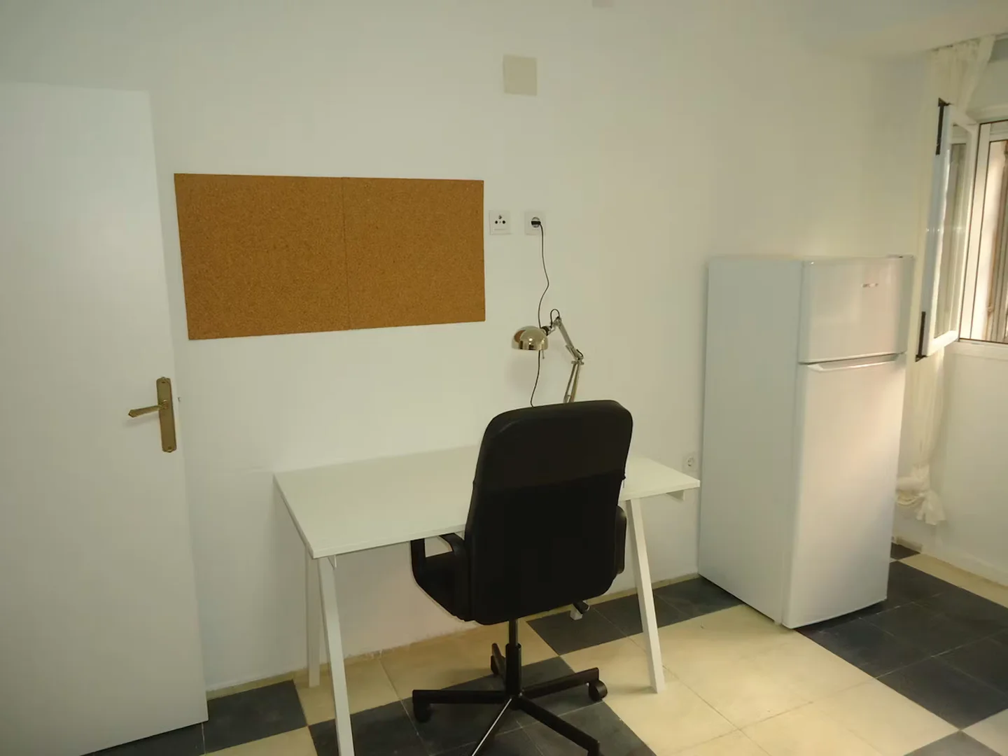 Quarto de estudante confortável e espaçoso em 