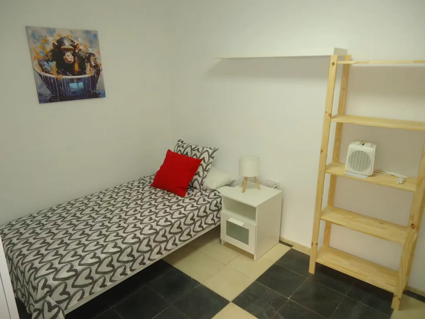 Quarto de estudante luminoso e arejado com acesso fácil à universidade em 