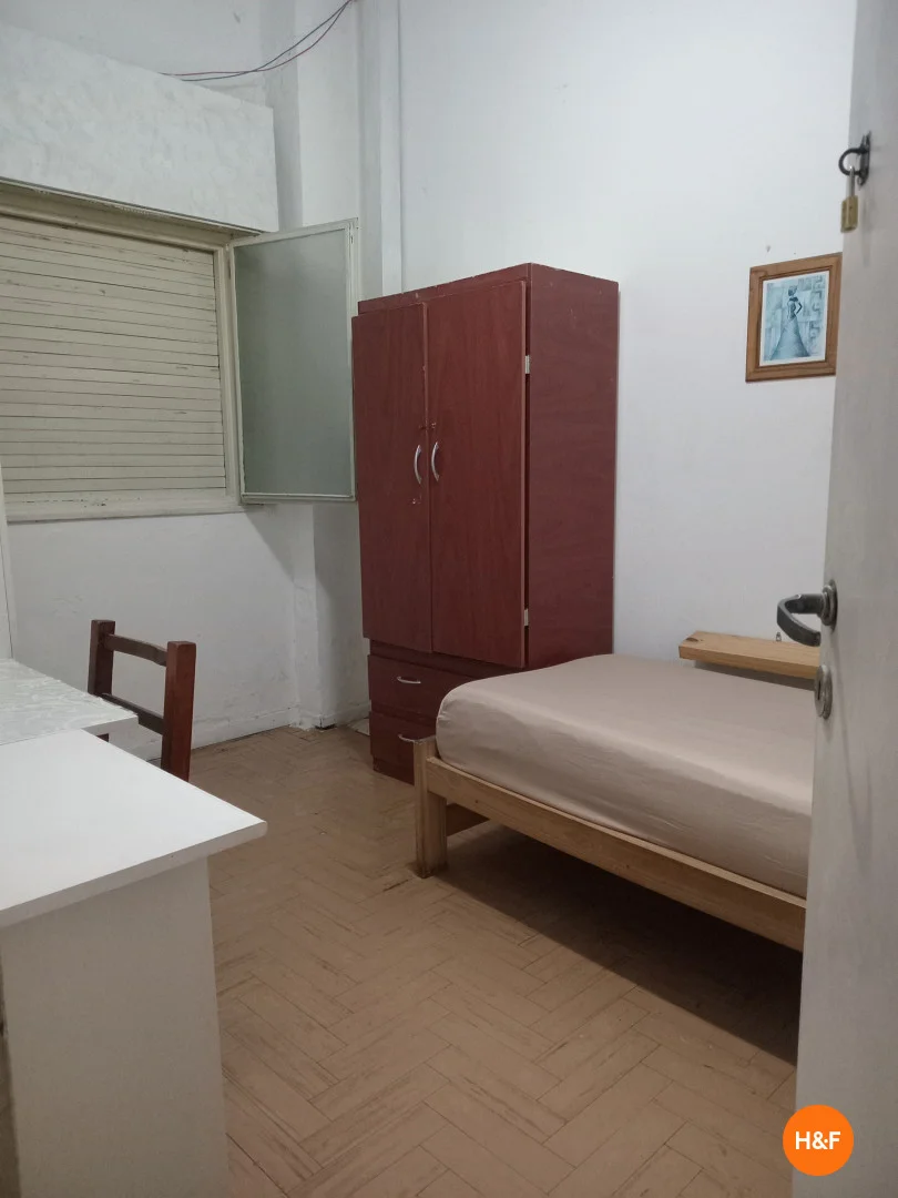 'da ders çalışmak için mükemmel olan fonksiyonel öğrenci odası