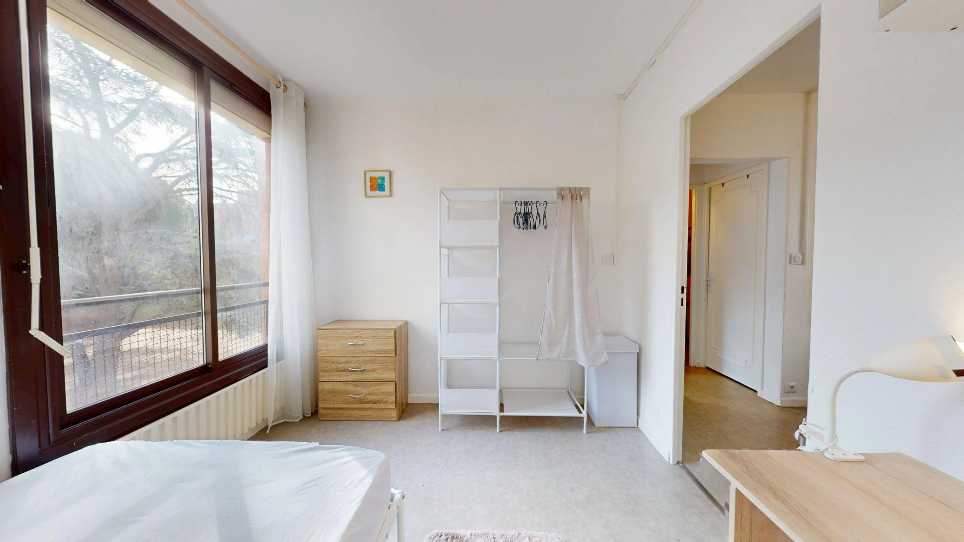 Habitación estudiantil funcional perfecta para estudiar en 