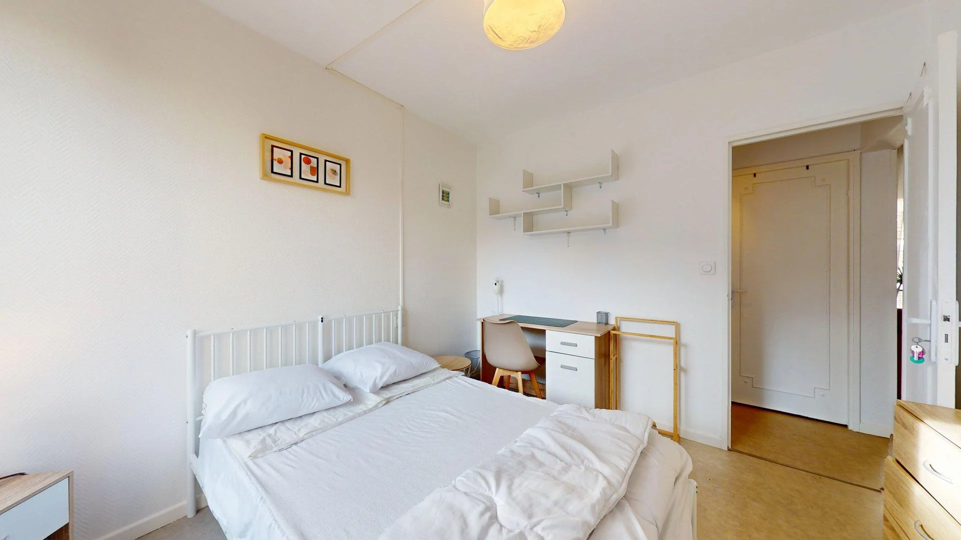 Habitación estudiantil amplia y cómoda en 