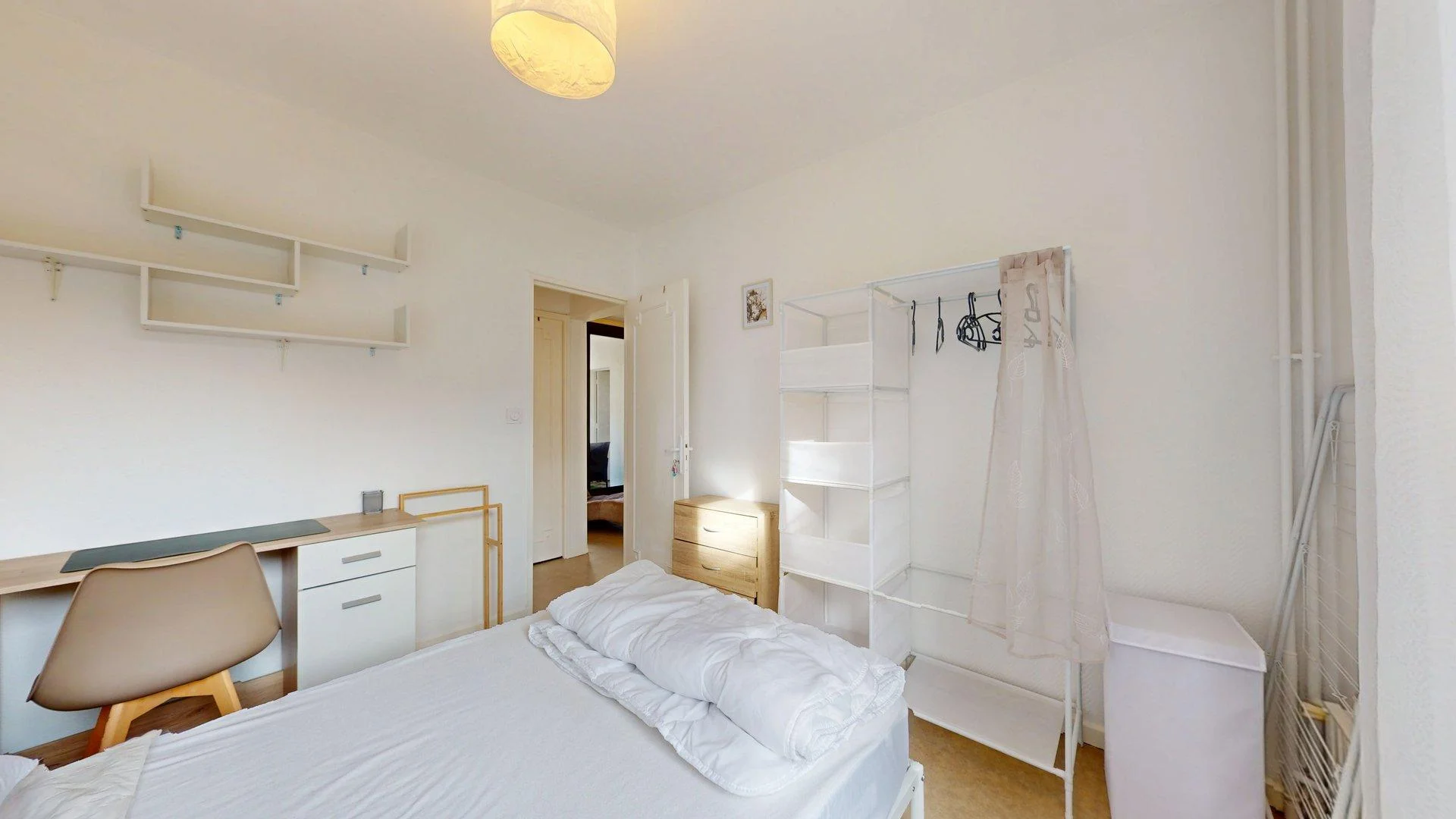 Habitación estudiantil económica con ubicación conveniente en 