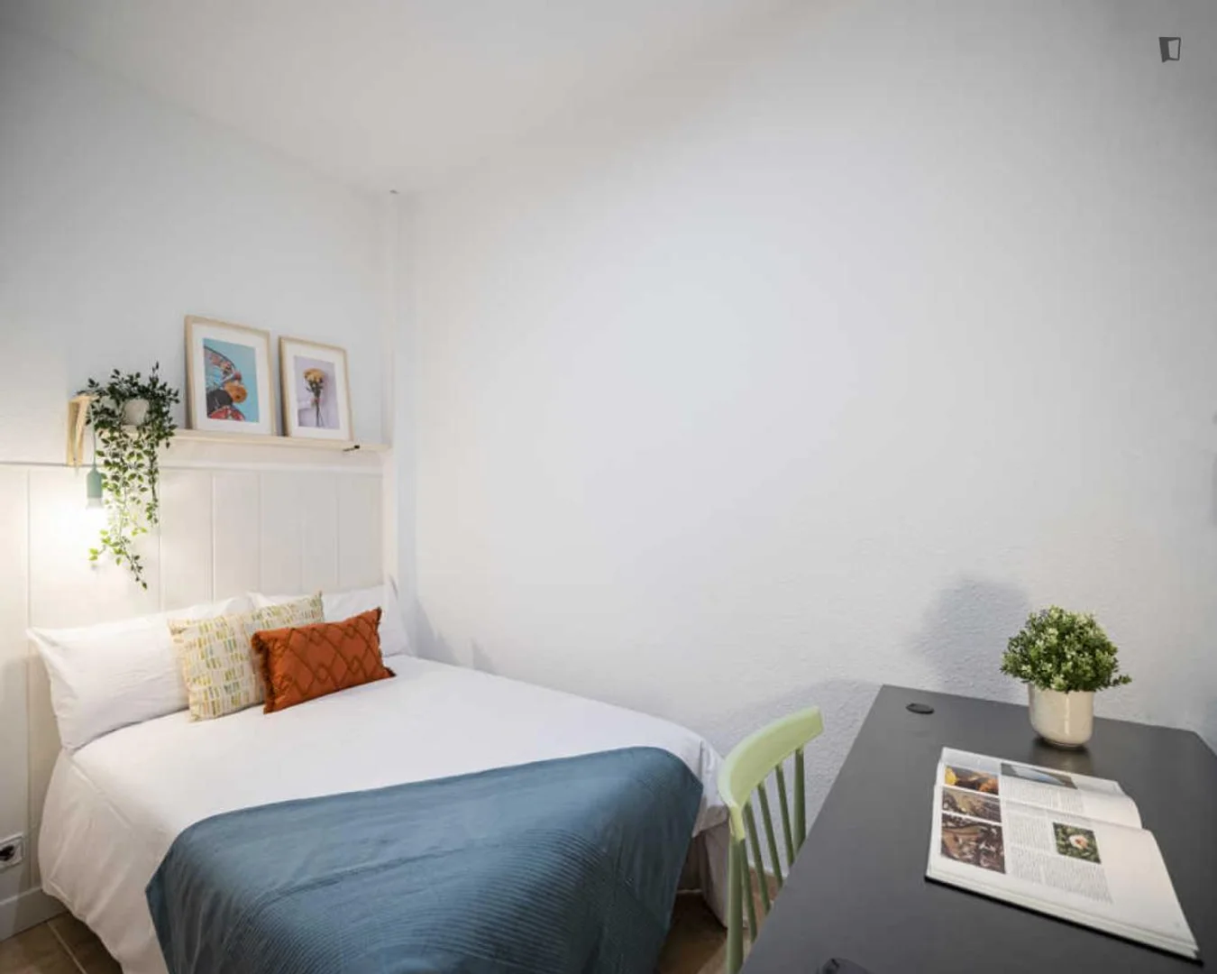 Studentenzimmer in mit Arbeitsbereich und Gemeinschaftseinrichtungen