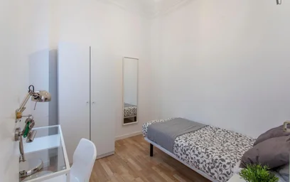 Quarto para alugar num apartamento partilhado em {area}