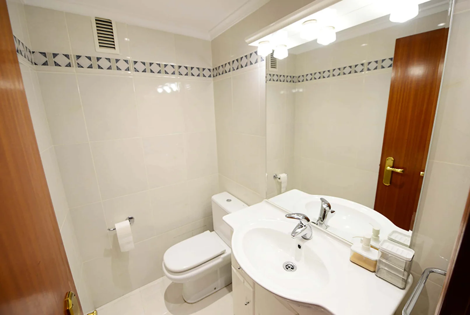 Quarto de estudante económico com localização conveniente em 