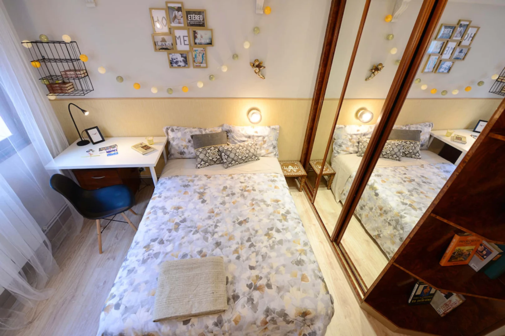 Quarto acessível para estudantes com iluminação ampla em