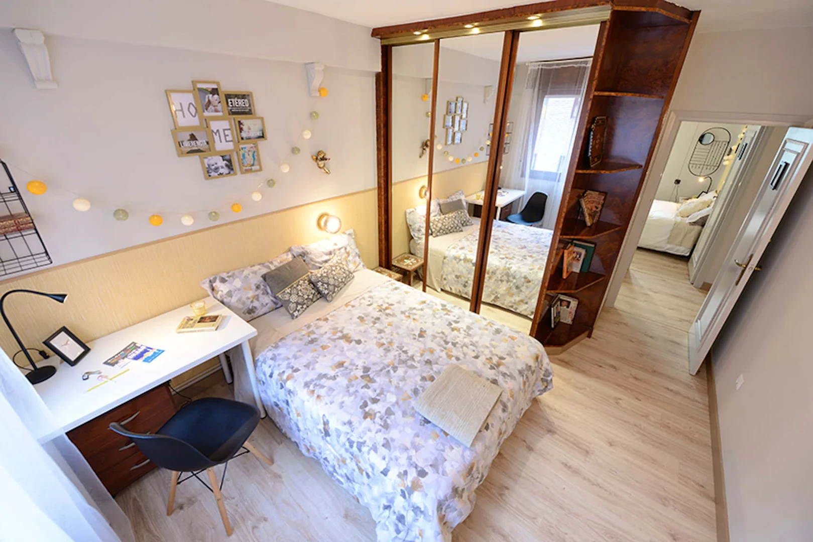 Quarto de estudante confortável e espaçoso em
