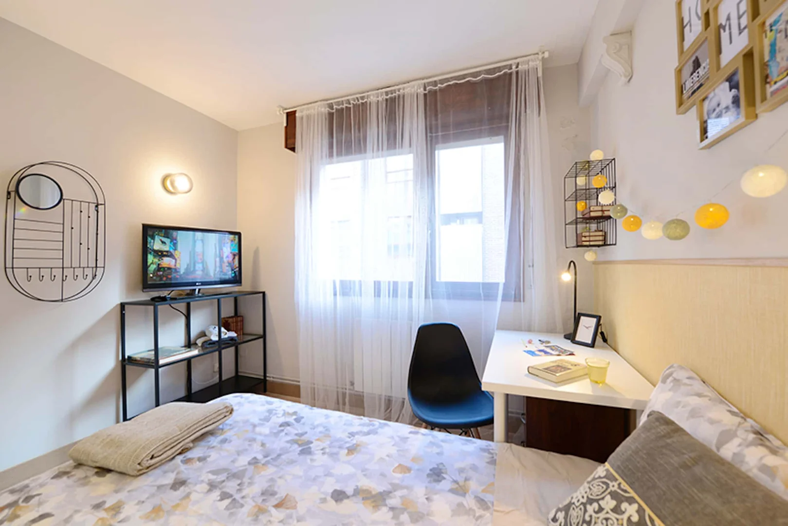 Quarto para alugar em apartamento de estudantes em , totalmente mobilado