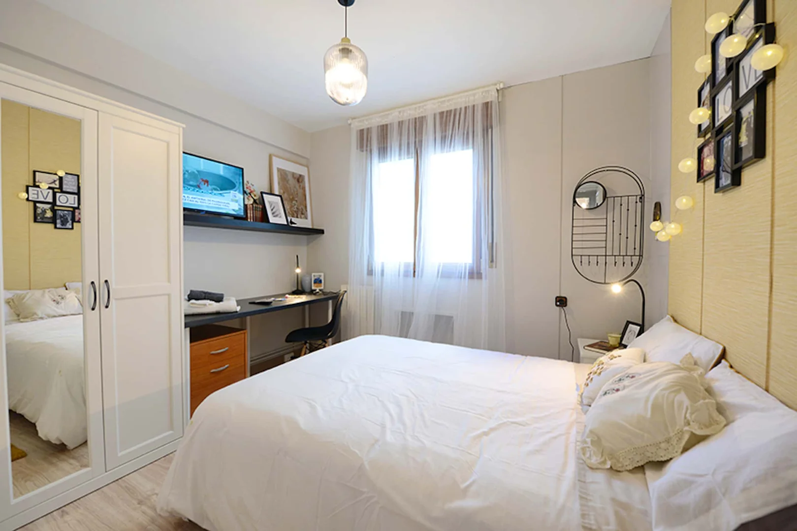 Quarto para alugar em apartamento de estudantes em , totalmente mobilado