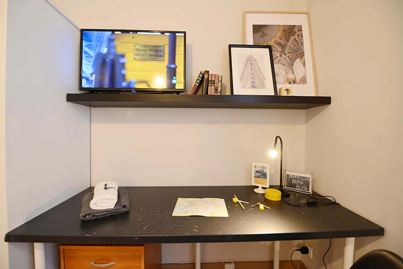 Quarto acessível para estudantes com iluminação ampla em 