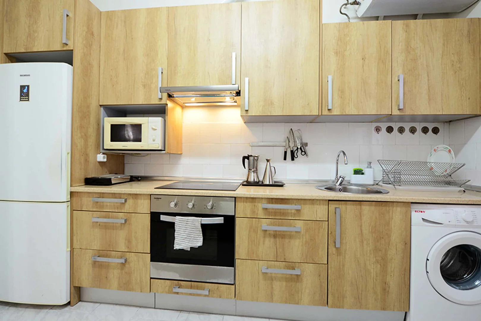 Quarto de estudante em com área de estudo e instalações partilhadas