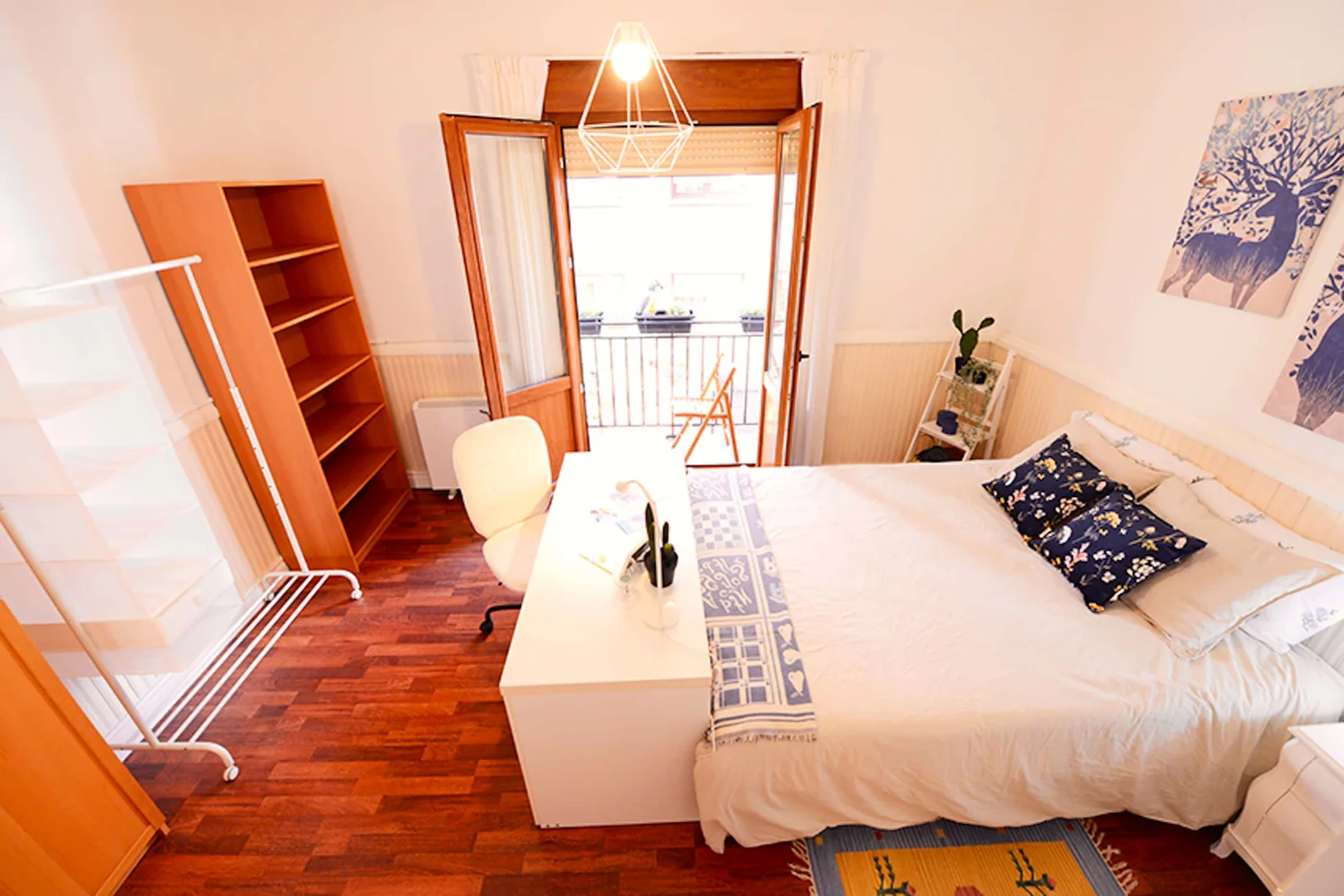Quarto de estudante em com área de estudo e instalações partilhadas