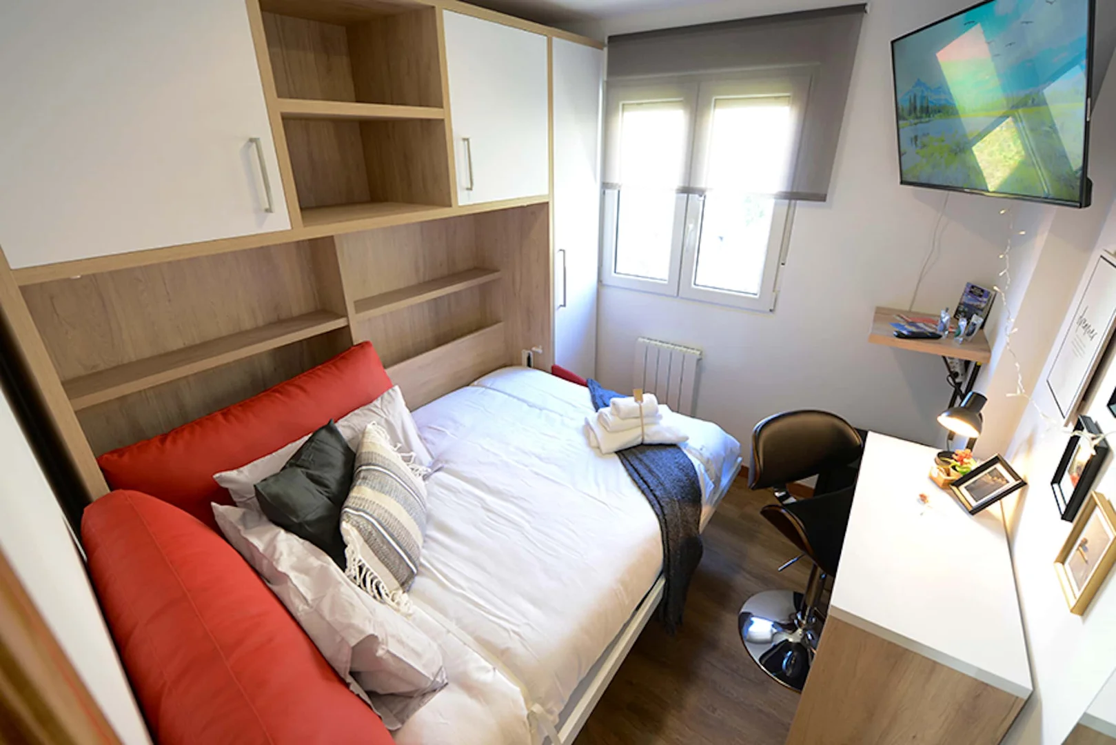 Quarto de estudante luminoso e arejado com acesso fácil à universidade em 