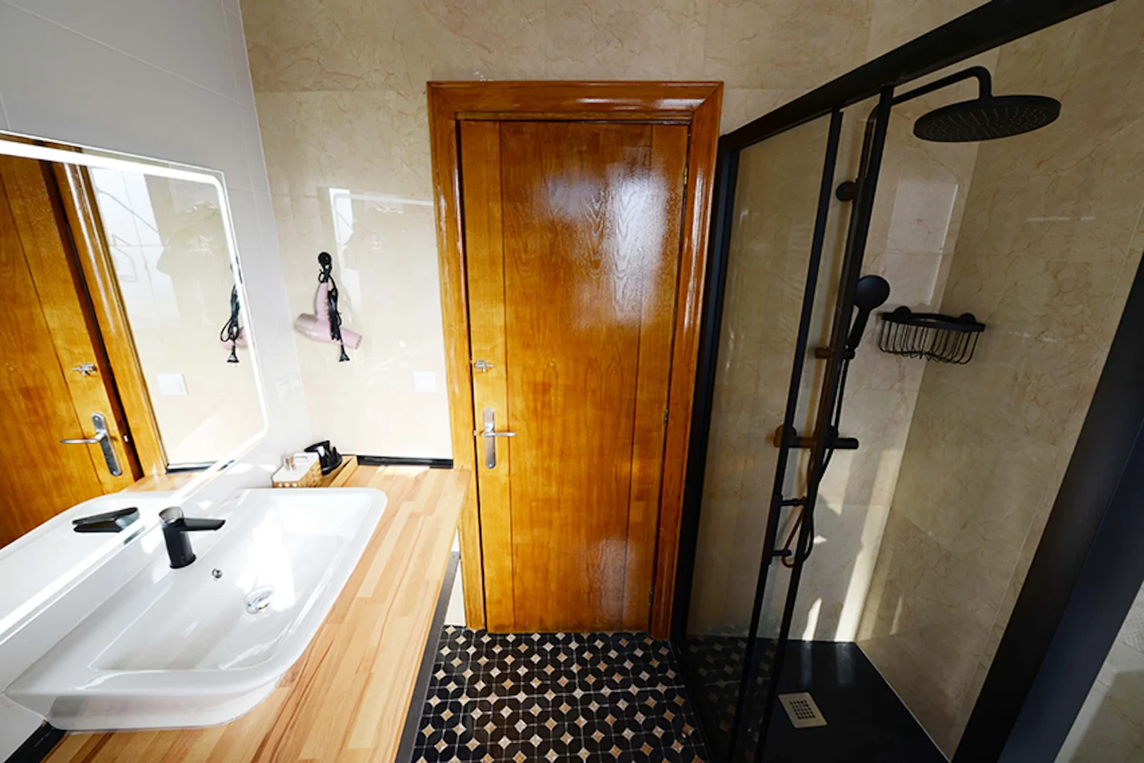 Quarto acessível para estudantes com iluminação ampla em