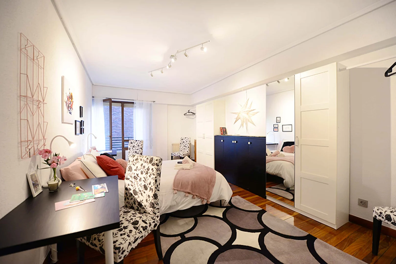 Quarto amigo do estudante em com comodidades modernas