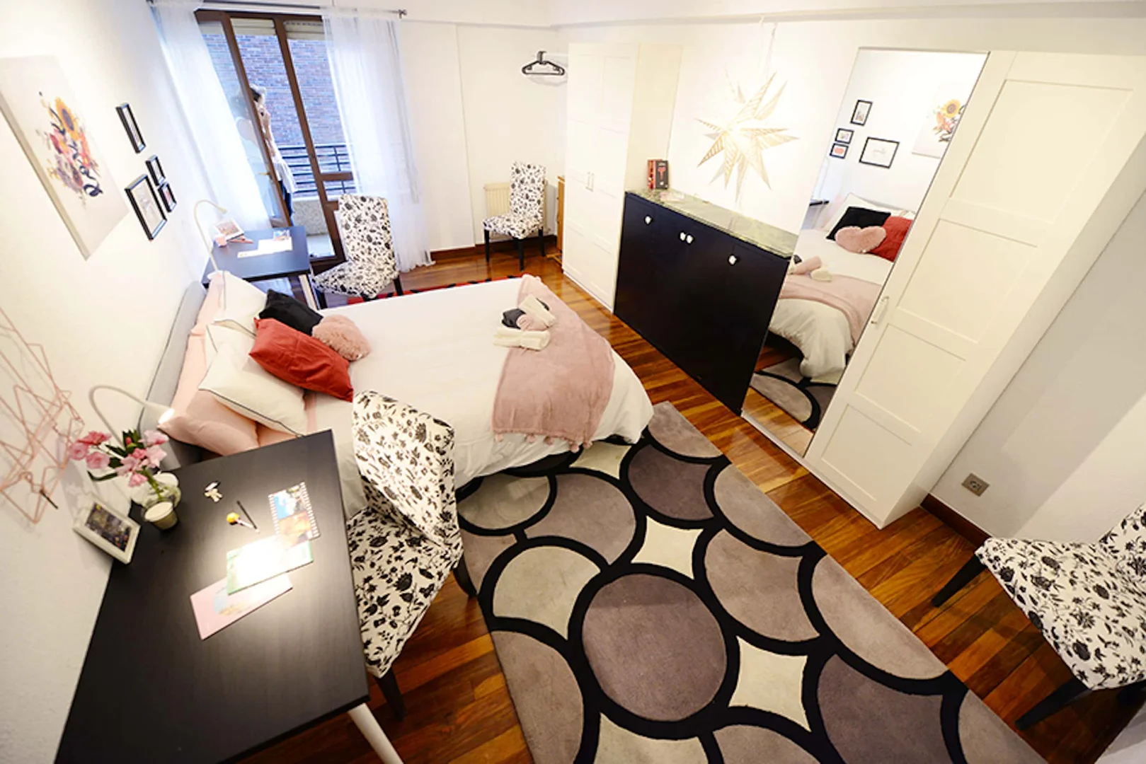 Quarto de estudante confortável e espaçoso em
