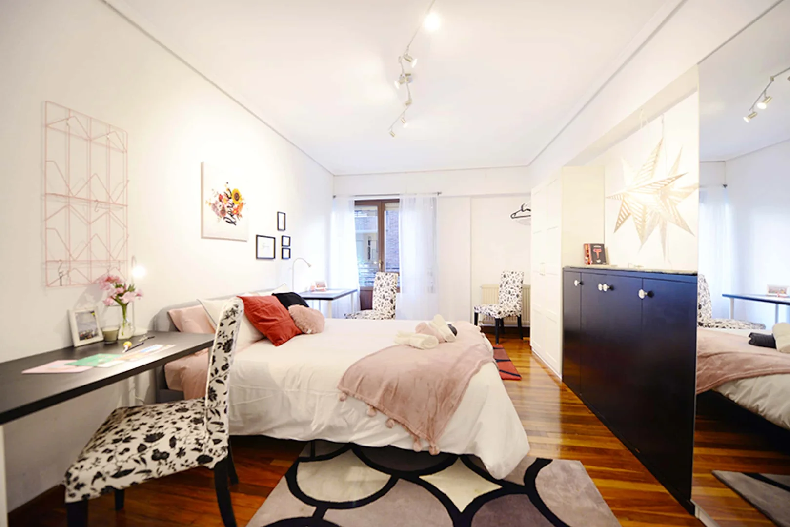 Quarto de estudante em com área de estudo e instalações partilhadas