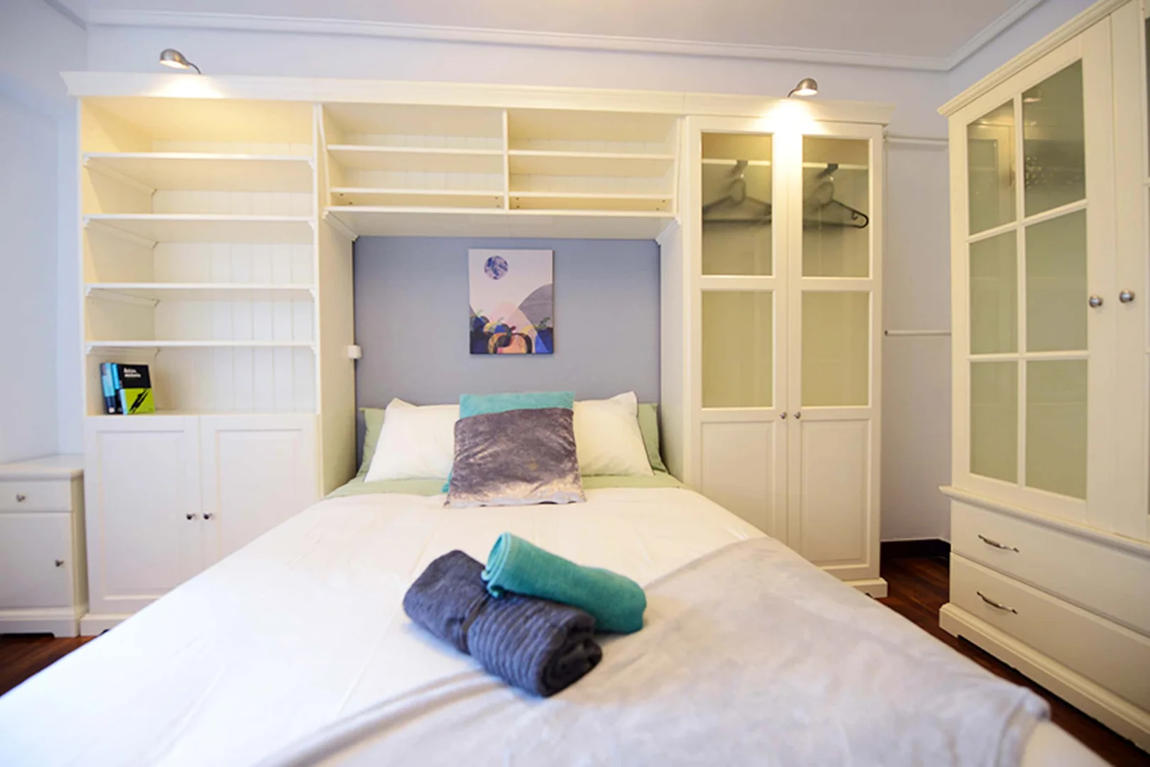 Quarto de estudante confortável e espaçoso em 