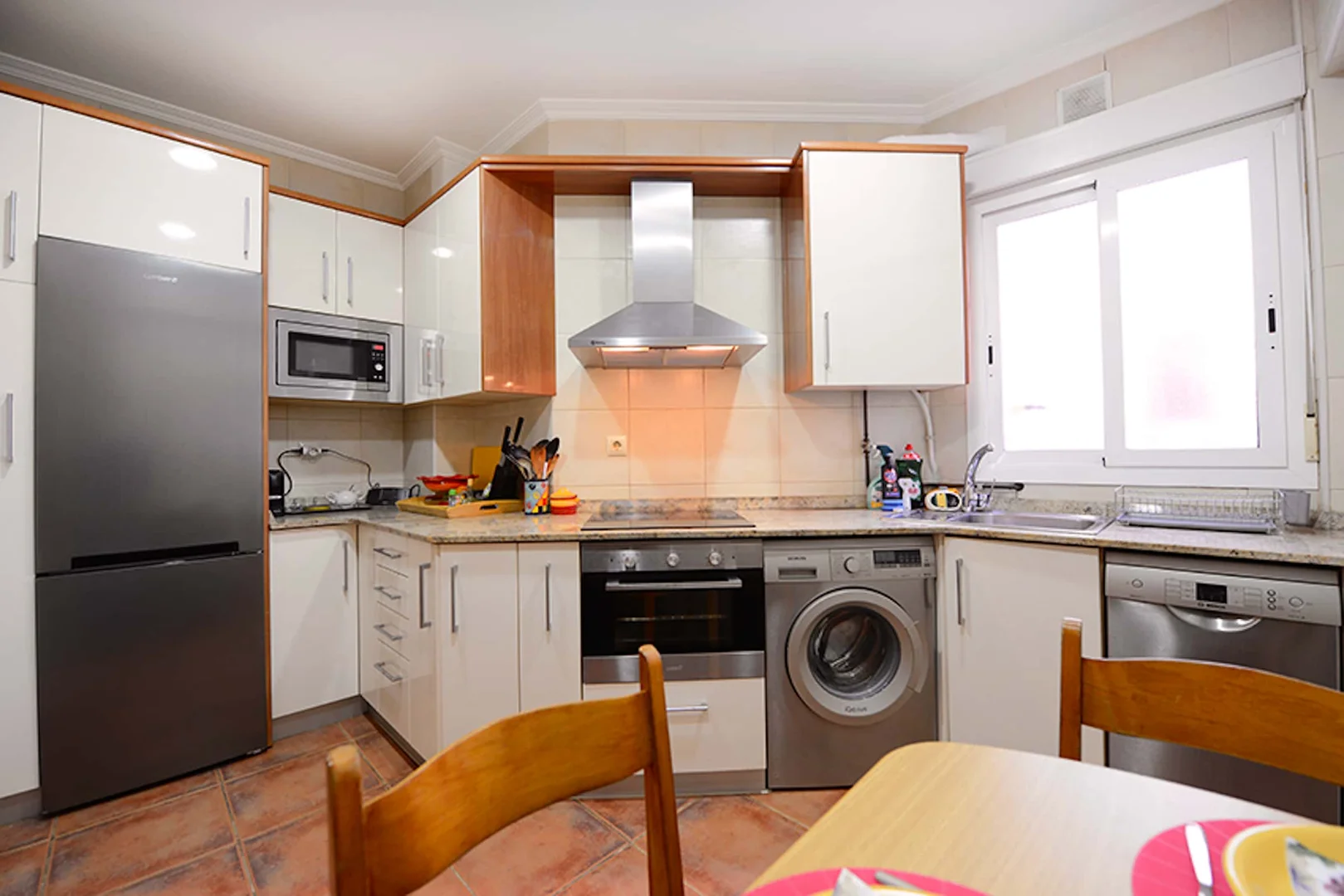 Quarto para alugar em apartamento de estudantes em , totalmente mobilado