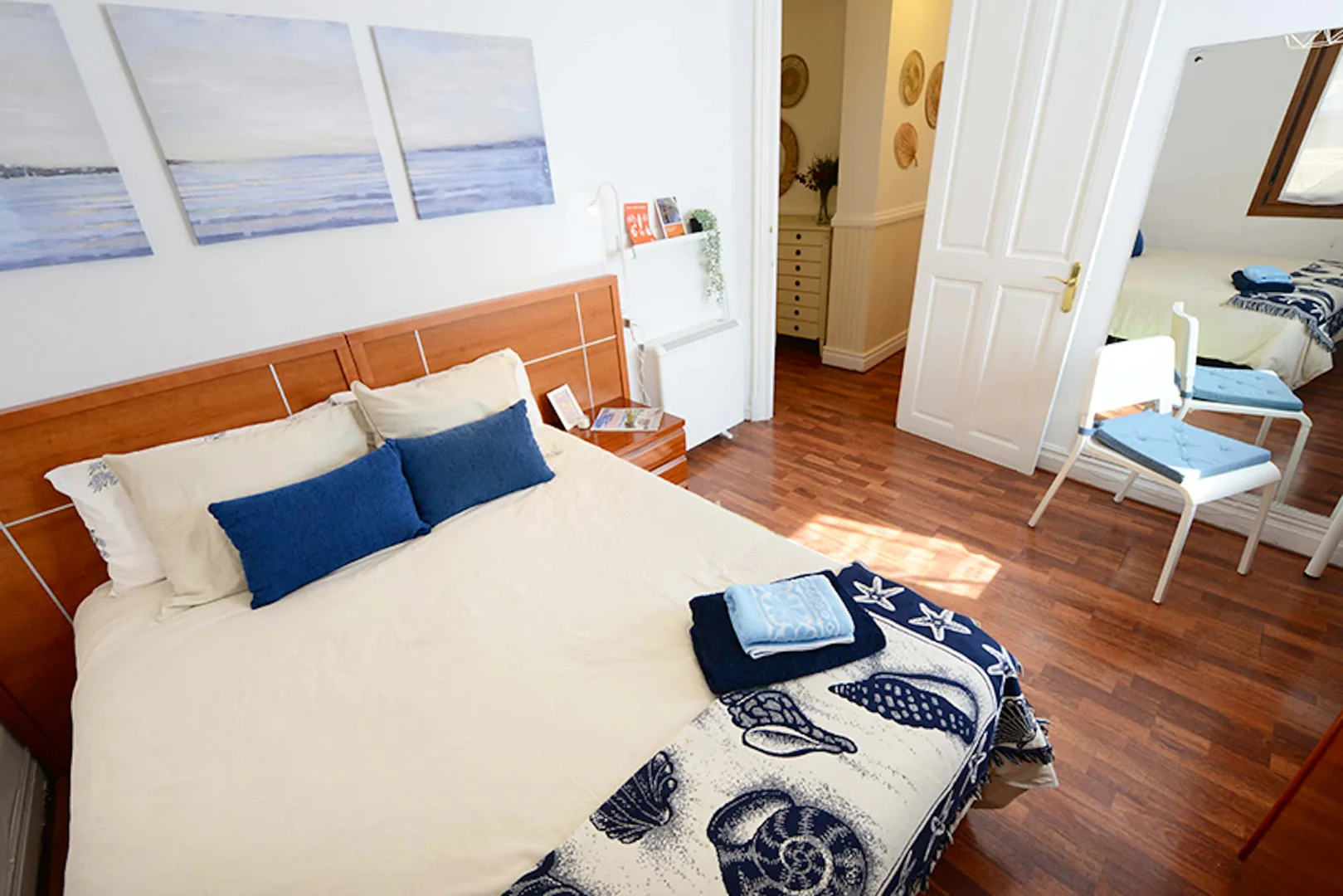 Quarto acessível para estudantes com iluminação ampla em
